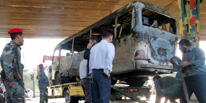 Két pokolgép is robbant egy katonákat szállító busz mellett Damaszkuszban