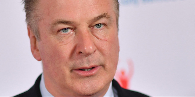 Megrázó videó: Így rántotta elő Alec Baldwin az operatőr halálát okozó gyilkos fegyvert
