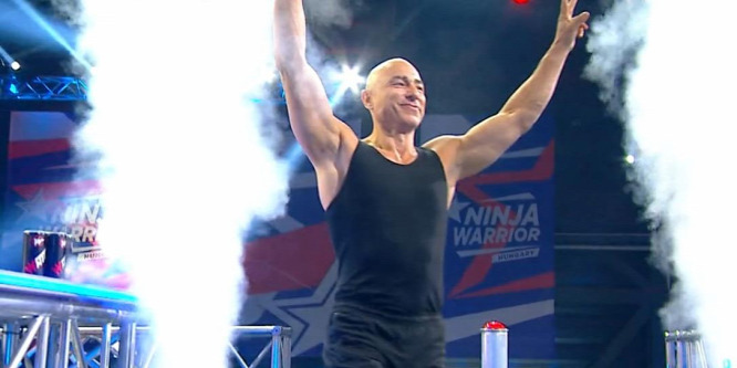 Az 50 éves Rippel Ferenc úgy ment át a Ninja Warrior-pályán, mint kés a vajon