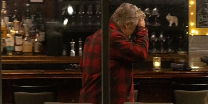 A börtöntől rettegő Alec Baldwin nevetségesen színészkedik egy megrendezett paparazzó fotózáson - képek
