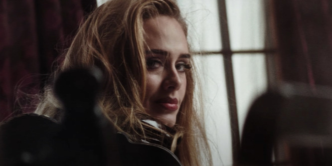 Adele megmutatta magát smink nélkül - videó