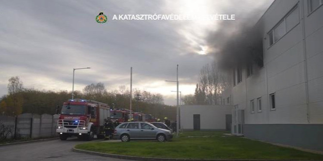 Kondigépek égtek egy felsőpakonyi raktárban - videó