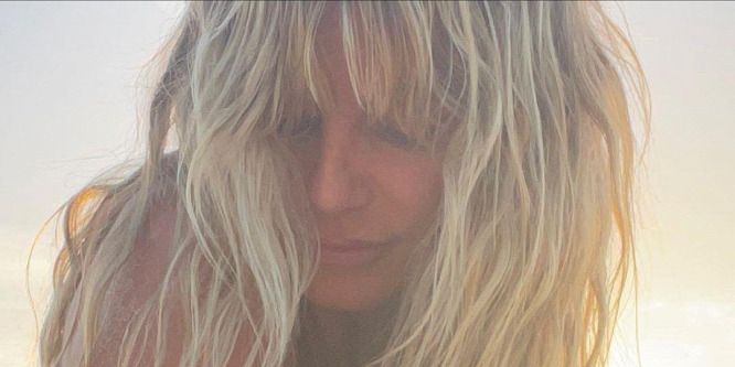 Szinte fedetlen keblekkel állt ki a teraszra Heidi Klum - Lételeme a meztelenkedés