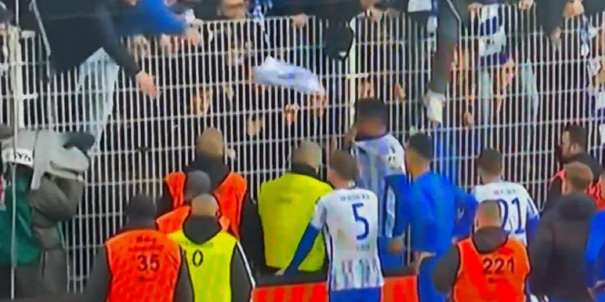 Dárdai Pál játékosa a Hertha-szurkolónak akarta adni a mezét, a drukker viszont dühösen visszadobta neki - videó