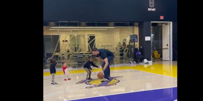 Kobe Bryant legjobb barátja szívszorító módon kosarazott az egykori NBA-sztár lányaival - videó