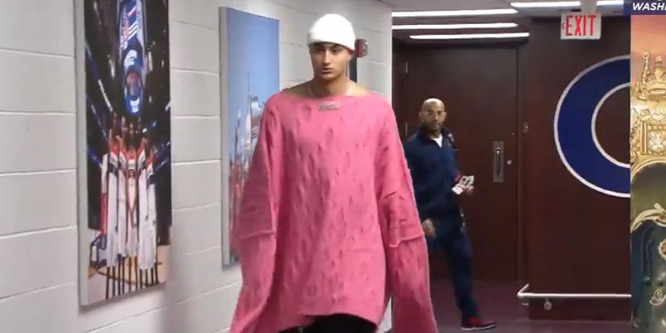 Furcsa pulóverben jelent meg a meccs előtt az NBA-kosaras - videó