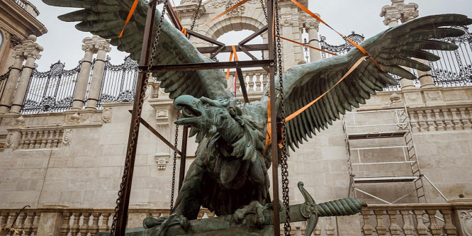 Megújulva helyezték vissza eredeti helyére a budai Vár turulszobrát