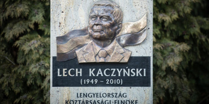 Leleplezték Lech Kaczynski emléktábláját Veszprémben