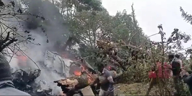 Az indiai vezérkari főnökkel a fedélzetén lezuhant egy katonai helikopter - videó