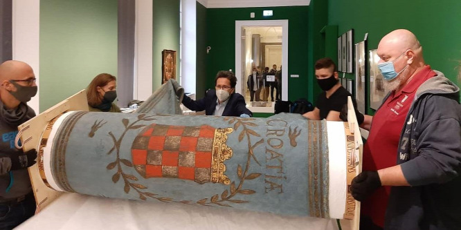 Az első ismert horvát zászló, Könyves Kálmán gyűrűje és Szent István ereklyetartó mellszobra a Nemzeti Múzeumban