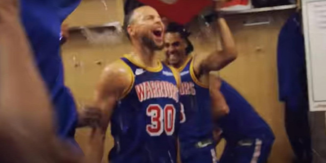 A csapattársai jéghideg vízzel öntötték nyakon az NBA-rekordot döntő Stephen Curryt - videó
