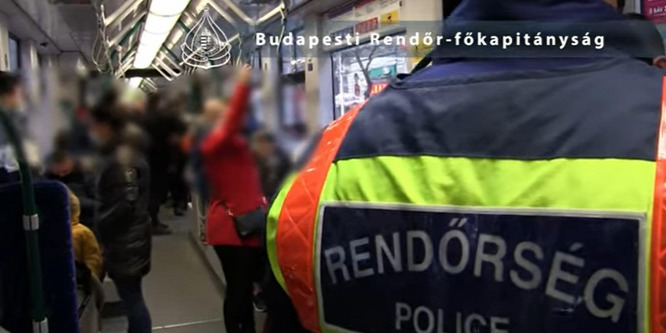 A zsúfolt villamoson fogtak el egy körözött bűnözőt a rendőrök - videó