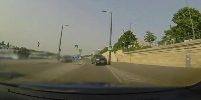 Forgalommal szemben hajtott át a zebrán egy budapesti autós - videó