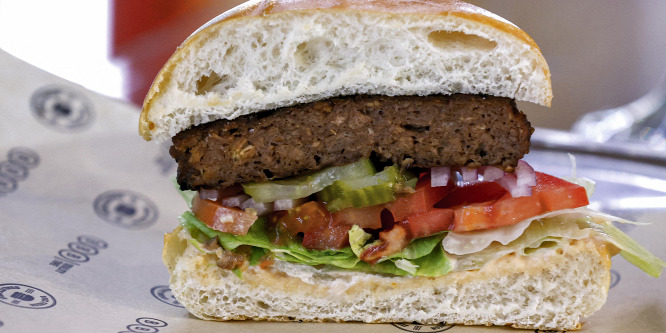 Ez már nagyon más: automata készíti a vegán hamburgert