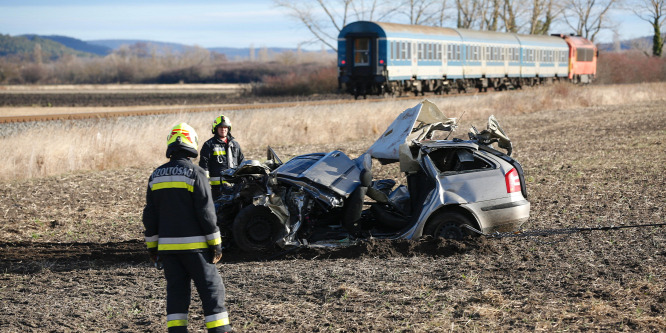 Négy ember meghalt, amikor vonattal ütközött egy autó Tapolcán