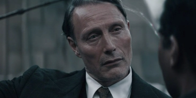 Mads Mikkelsen magyarul üzen hadat az embereknek a Harry Potter-filmben - videó