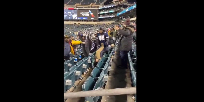 Ököllel ütötték egymást a szurkolók az NFL-meccsen - videó