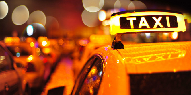 Elképesztő felvétel: elütötte haragosát egy taxis Budapesten (18+)