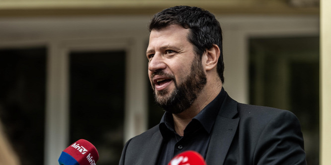 Puzsér Róbert minden határt átlépve hízeleg Gyurcsányéknak
