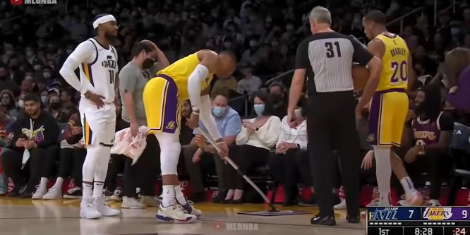 Takarítónak állt az NBA-sztárkosaras - videó