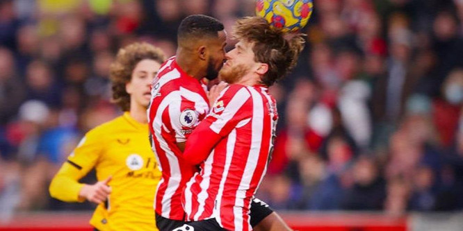 Brutálisan összefejelt a Premier League-csapat két védője – videó