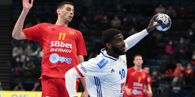 Két piros lapot és sima győzelmet hozott az olimpiai bajnok hétfői meccse