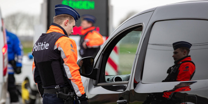 Tizenkét éves fiú késelt meg egy rendrt Belgiumban - videó