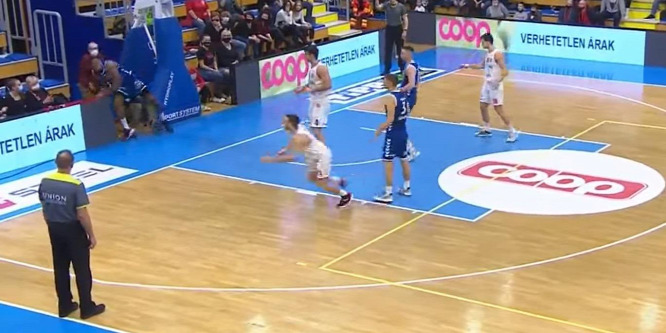 Egy operatőr és pár szurkoló testi épsége is veszélybe került a magyar kosárrangadón - videó