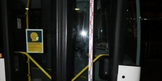 Megverte a buszsofőrt és a buszt is megrongálta egy fiatal férfi Salgótarjánban