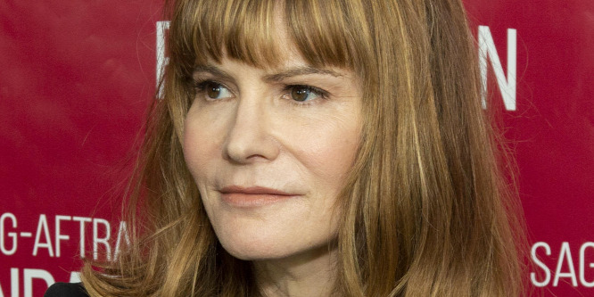 Tragikus forgatási balesetben vesztette el az apját Jennifer Jason Leigh