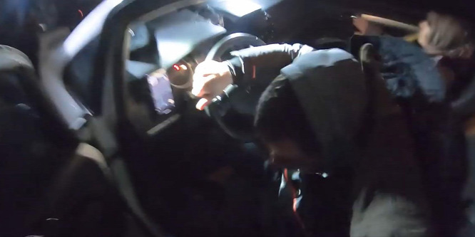 Robotkarokkal csaltak egymilliárd forintot, az autójukban kapta el a csalókat a NAV - videó