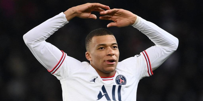 Kapufa és lesgól után a 93. percben szerzett győztes gólt Mbappé