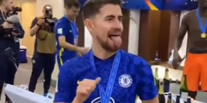 A pályán és az öltözőben is táncoltak: így ünnepelték a Chelsea focistái a klub-vb-sikert - videó