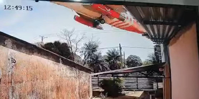 Majdnem levitte egy ház tetejét a felszálló Boeing - videó