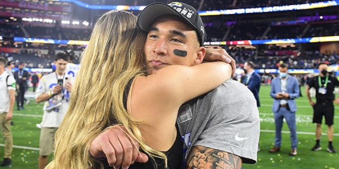 A pályán kérte meg a barátnője kezét a Super Bowl-győztes játékos - videó