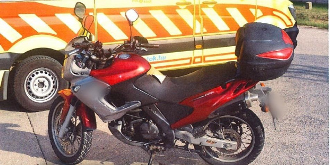 Maradandó sérülést okozott egy motorosnak egy figyelmetlen sofőr