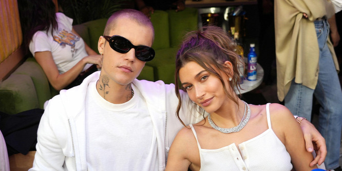 Iszonyú slamposan ment a Grammy-gálára Justin Bieber és modell felesége