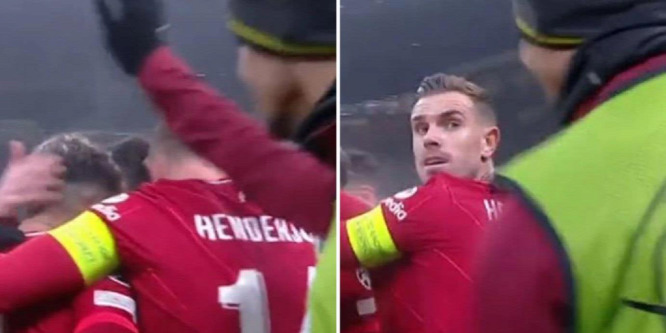 Látni kell a Liverpool-sztár reakcióját, miután a csapattársa fejen csapta az ünneplés közben - videó