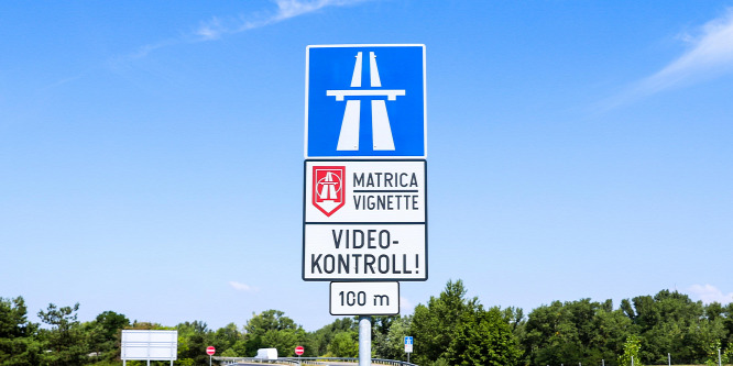 Mától nem kell fizetni két magyar útszakaszon, és megszűnt egy megyei matrica