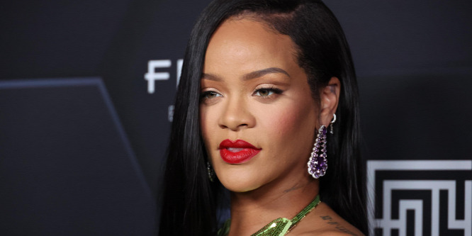Várandósan is vadítóan szexi: fehérneműben vonult végig a vörös szőnyegen Rihanna - Videó