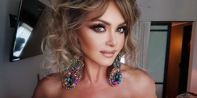 Gabriela Spanic melltartó nélkül, széttárt blézerben pózol - kép