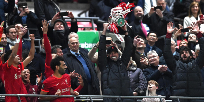 Jürgen Klopp elképesztő táncot mutatott be a Ligakupa-trófea felemelése előtt - videó