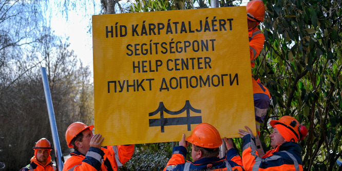 Háromnyelvű táblákkal segítik az ukrajnai menekülteket