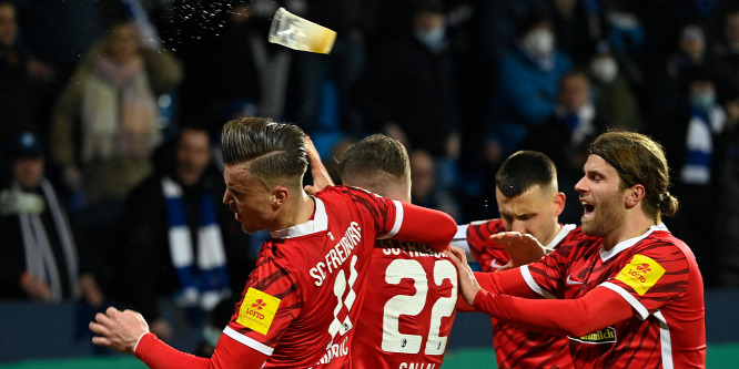 Sörrel teli poharakkal dobálták meg Sallai Rolandékat - képek