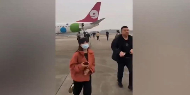 Vészcsúszdákon menekültek az utasok a repülőről egy tűzjelzés miatt - videó