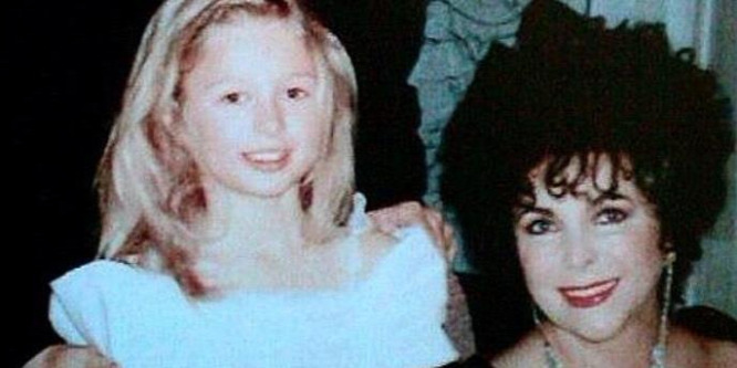 Felismeri gyerekkori fotóján az Elizabeth Taylorral pózoló sztárt?