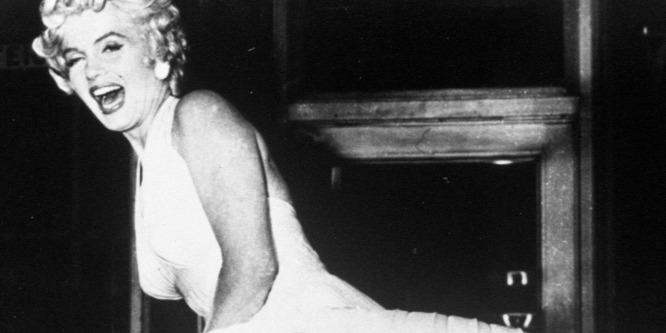 Marilyn Monroe híres jelenetét utánozta, miközben nagyon bizarr dolog történt a nővel