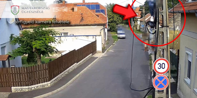 Térfigyelő rögzítette, ahogy kábelekkel harcol egy férfi Tapolcán - videó