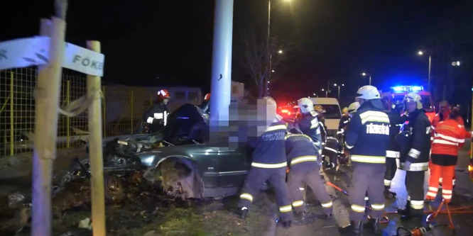 Megrázó videó a Könyves Kálmán körúti balesetről: az autót szinte kettévágta a villanyoszlop