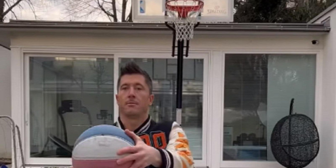 Irány az NBA: a palánknak háttal állva dobott gyönyörű kosarat Robert Lewandowski - videó